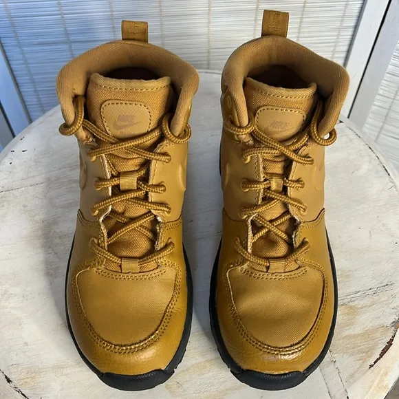 Nike Manoa boots little boy 13C