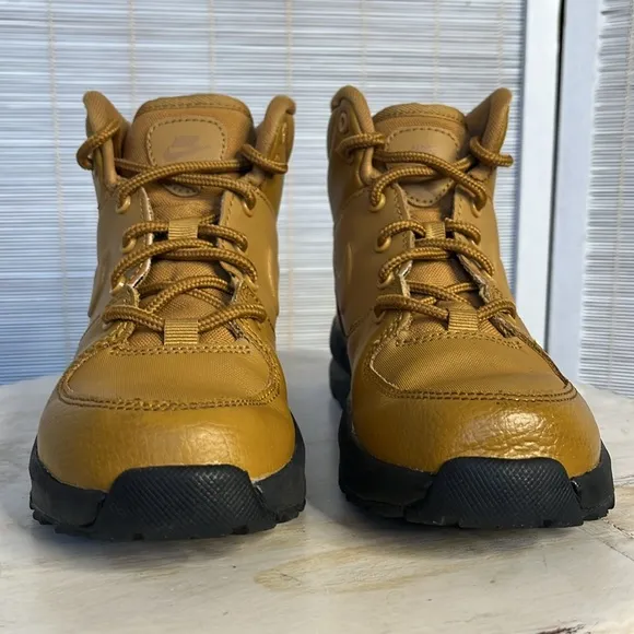 Nike Manoa boots little boy 13C