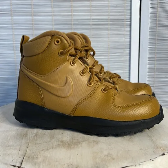 Nike Manoa boots little boy 13C