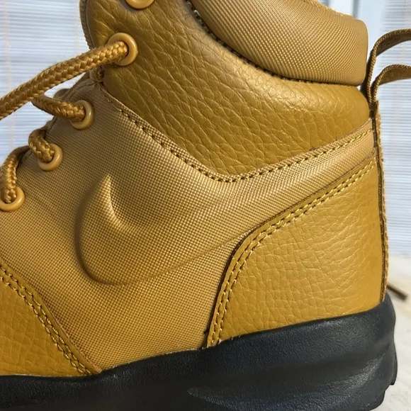 Nike Manoa boots little boy 13C