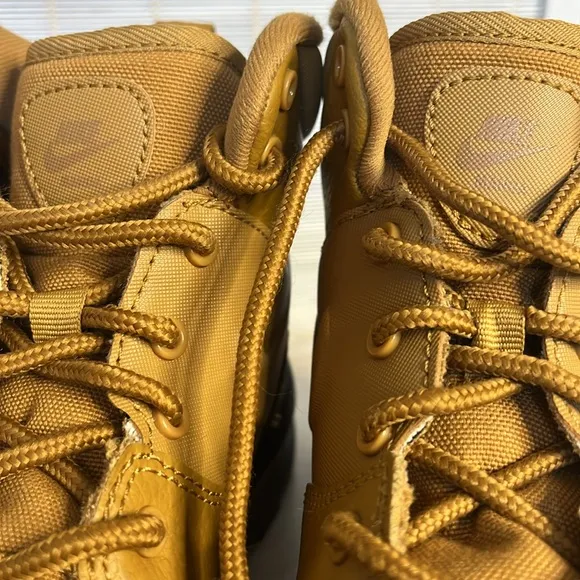Nike Manoa boots little boy 13C