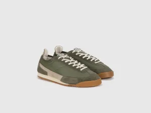 Solid Pattern Lace-Up Casual Sneakers
