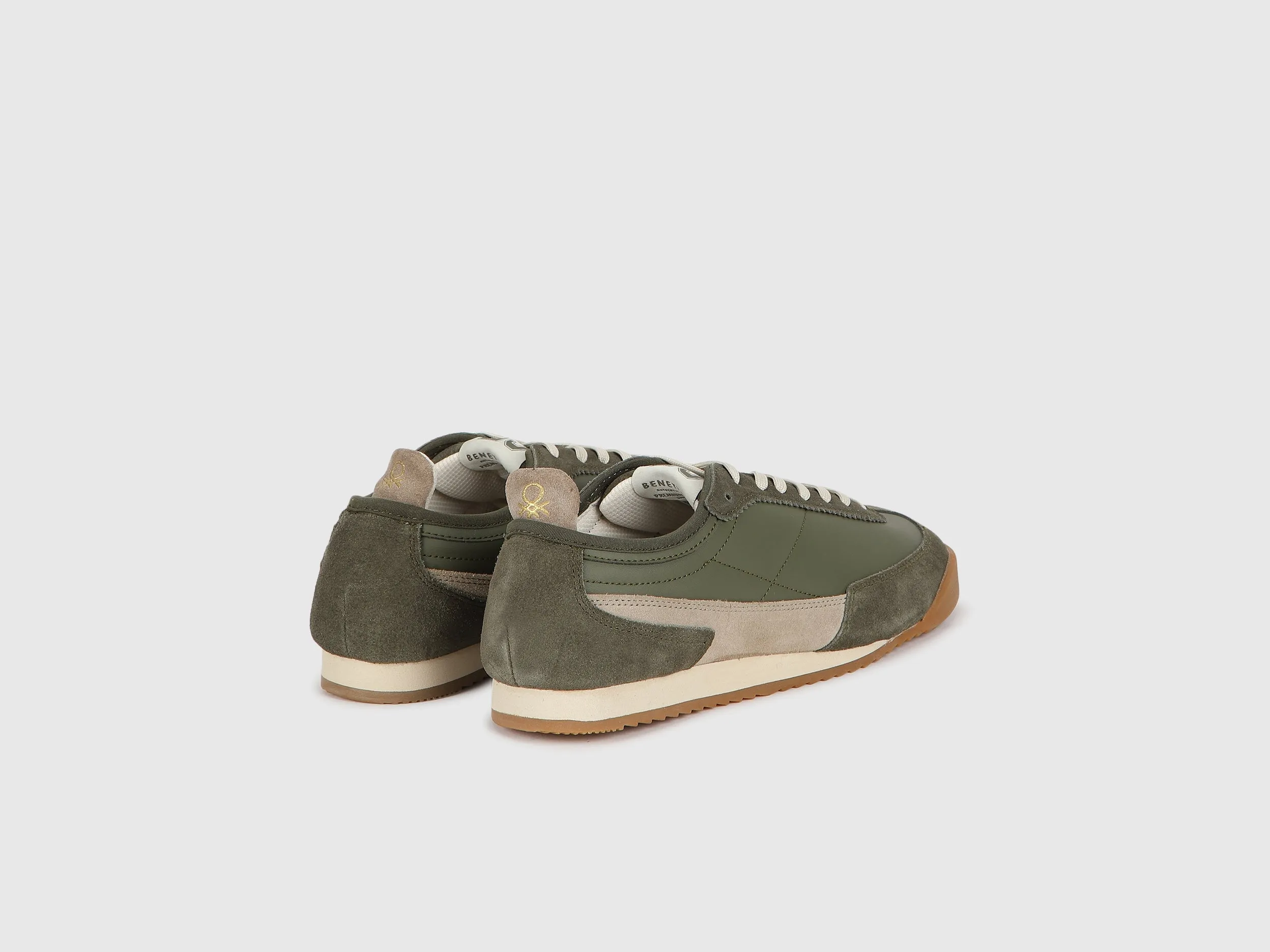 Solid Pattern Lace-Up Casual Sneakers