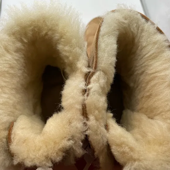 UGG Bailey Bow II girls tan with pink bows boots size 4