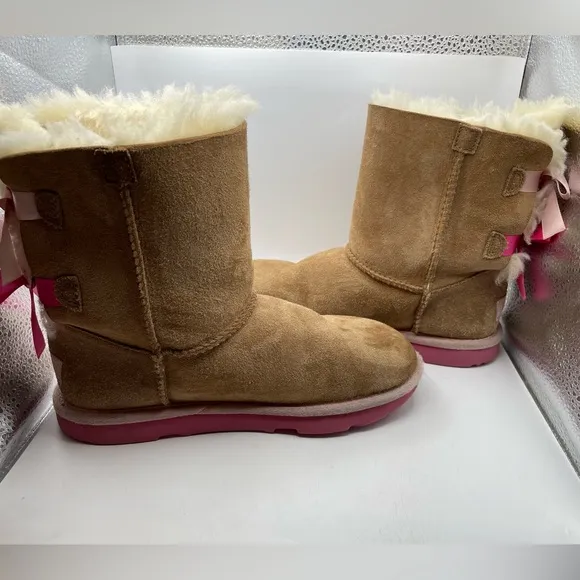 UGG Bailey Bow II girls tan with pink bows boots size 4